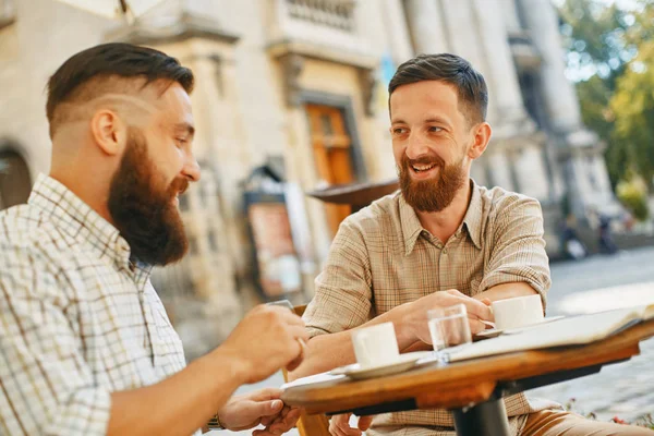 2 人がカフェでコーヒーを飲む — ストック写真