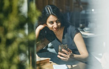 kafede Evet genç Arap kadın