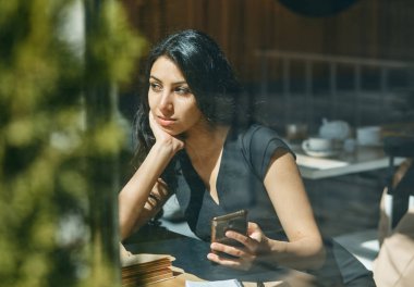 kafede Evet genç Arap kadın