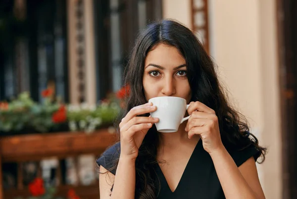 Junge arabische Frau trinkt Kaffee in einem Café — Stockfoto