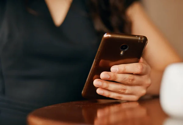 En kvinnas hand med en smartphone-närbild — Stockfoto