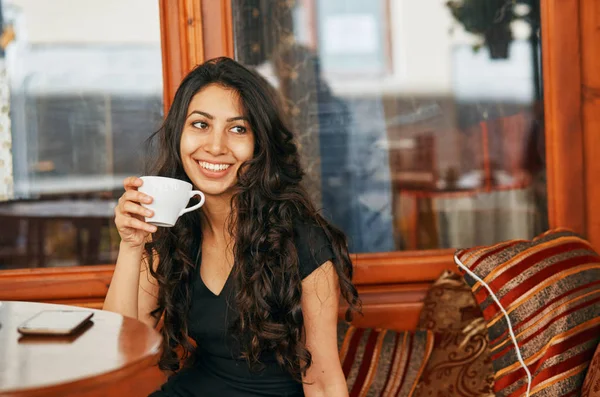 在咖啡馆喝咖啡的年轻阿拉伯妇女 — 图库照片