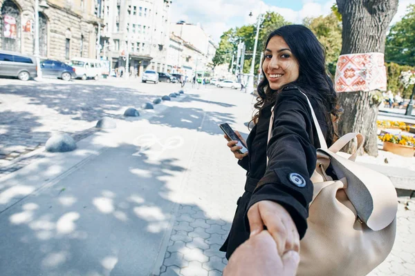 Unga arabiska kvinnan drar dig på en resa. Turist-konceptet — Stockfoto