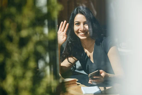 Mujer árabe joven hablando por teléfono en el café —  Fotos de Stock