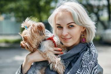 küçük bir köpeği olan bir genç kadın portresi