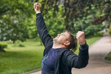 zafer beklentisiyle genç bir adam