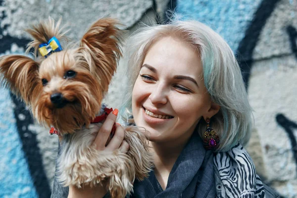 Портрет молодої жінки з маленьким собакою — стокове фото