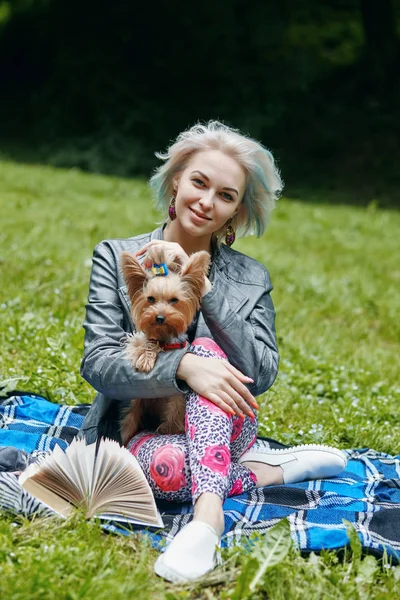 Un Retrato de una joven con un perrito — Foto de Stock