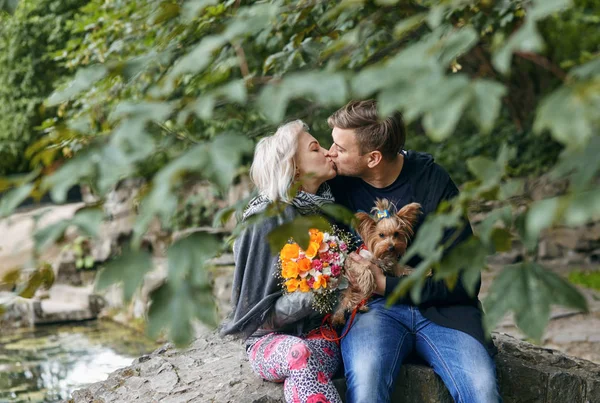 Een portret van een jong koppel met een hondje — Stockfoto