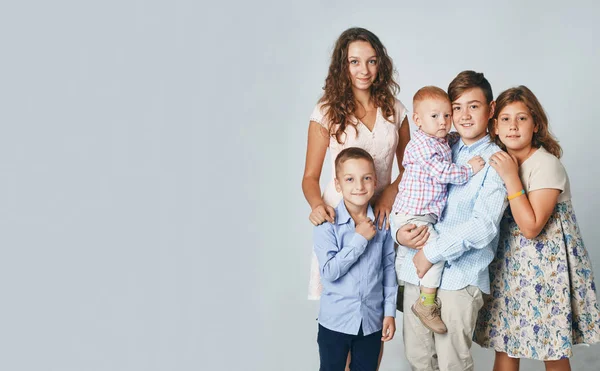 Un retrato de estudio de niños felices de todas las edades —  Fotos de Stock