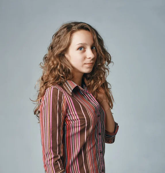 Studio Portret Van Een Gelukkige Jonge Vrouwelijke Student — Stockfoto