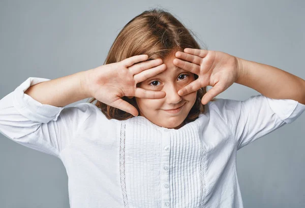 Ein Studioporträt eines glücklichen jungen Mädchens — Stockfoto