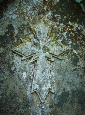 Eski bir içinde oyulmuş taş çapraz. Yakın çekim