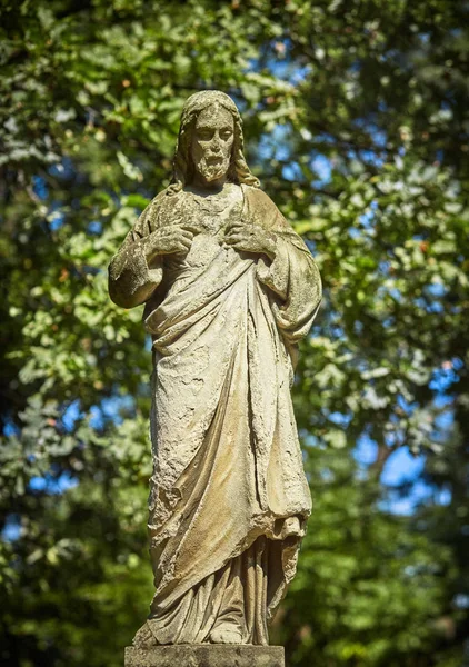 Estátua antiga do sofrimento de Jesus Cristo. Religião, conceito de ressurreição de fé . — Fotografia de Stock