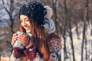 sıcak fincan ile güzel bir kadın
