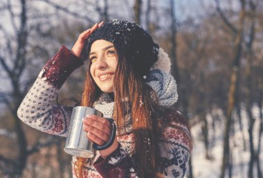 sıcak fincan ile güzel bir kadın
