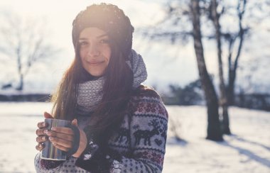 sıcak fincan ile güzel bir kadın