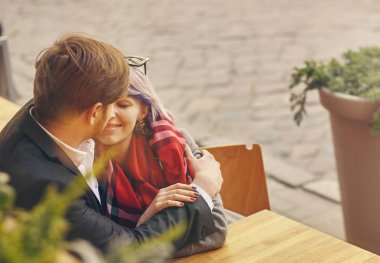 mutlu genç bir çift aşık portresi yakından