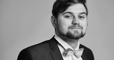 yenilikçi model adam stüdyo arka plan üzerinde poz şık giysiler