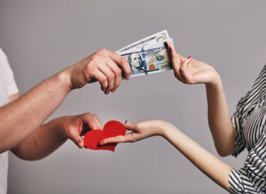 bir sürü kadın elinden - satın alma aşk kavramı kırmızı bir kalp satın almak isteyen para tutan bir erkek el