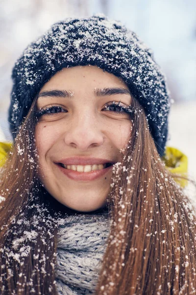 Una hermosa joven en invierno afuera —  Fotos de Stock