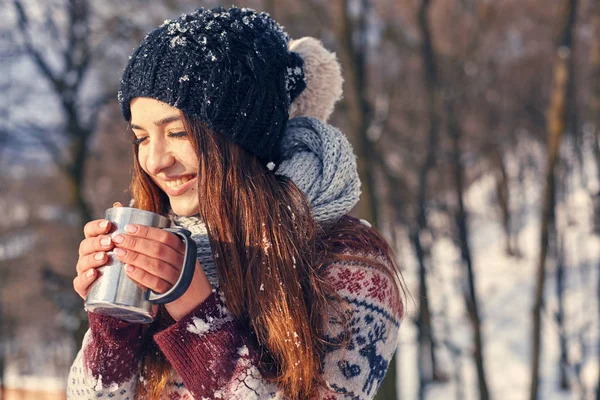 sıcak fincan ile güzel bir kadın