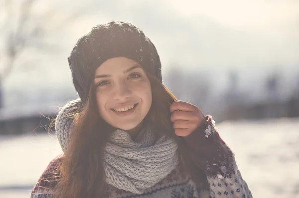 Güzel genç bir kadın kışın — Stok fotoğraf