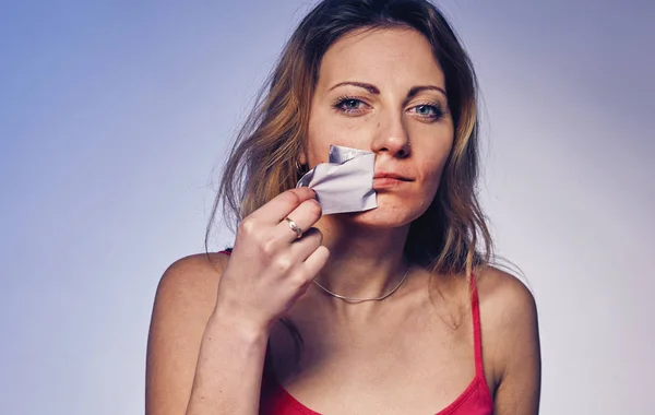 Esta es una foto conceptual de la liberación de una mujer . — Foto de Stock