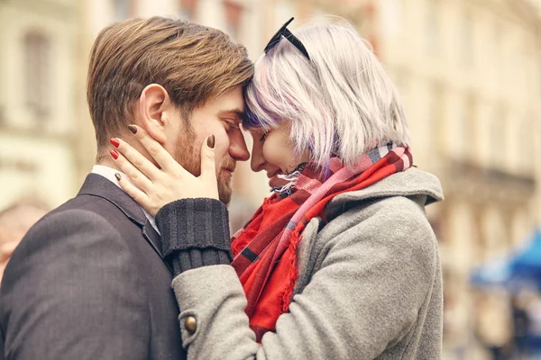 Un Gros plan Portrait d'un jeune couple heureux amoureux — Photo