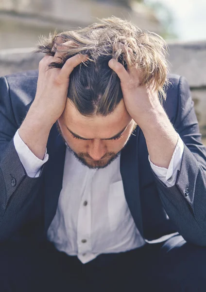 Um homem de negócios estressado do trabalho. ansiedade na causa adulta para a depressão e um problema na vida que arrastá-lo para baixo para sentir tristeza — Fotografia de Stock