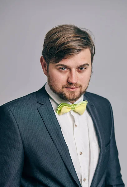 Hipster modelo homem em roupas elegantes posando no fundo do estúdio — Fotografia de Stock