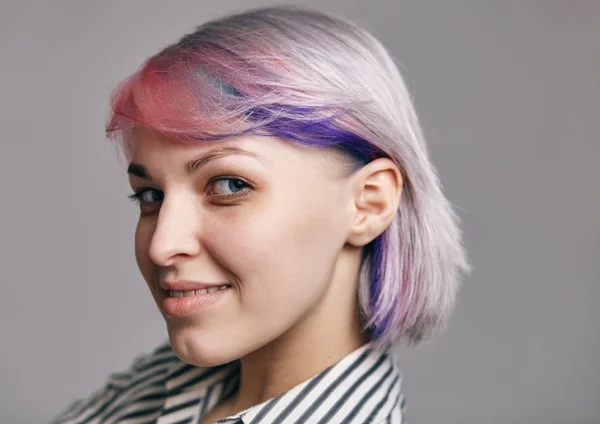 Un ritratto di una bella giovane donna. I suoi capelli sono dipinti di rosa — Foto Stock