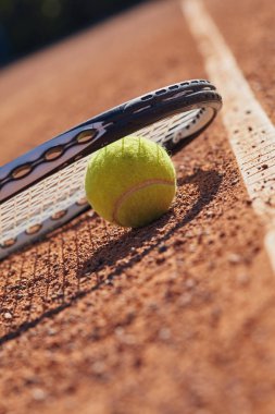 Tenis top ve raket mahkeme