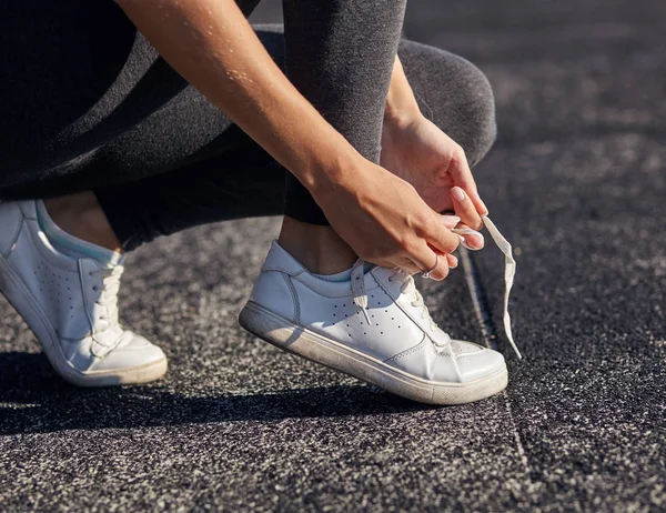 Laufschuhe - Nahaufnahme einer Frau, die Schnürsenkel bindet. — Stockfoto