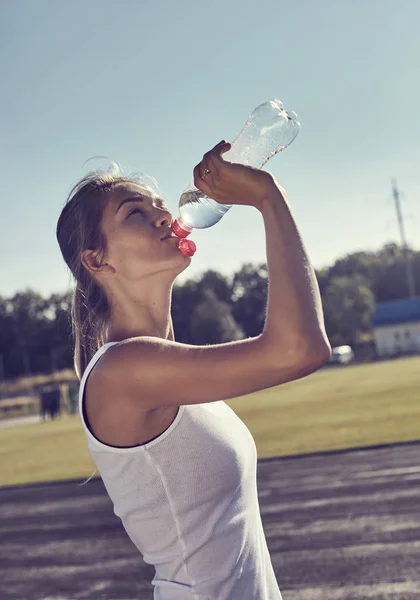 Fitness-Frau trinkt Wasser — Stockfoto