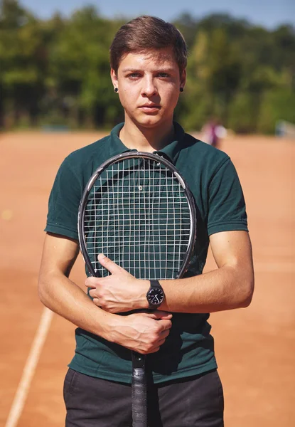Теннисист держит ракетку и в руках — стоковое фото