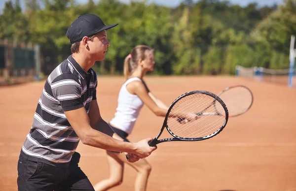 Теннисисты на корте. играть в теннис — стоковое фото