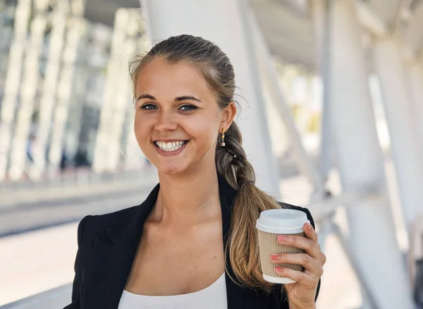 Una alegre mujer de moda sosteniendo café al aire libre —  Fotos de Stock