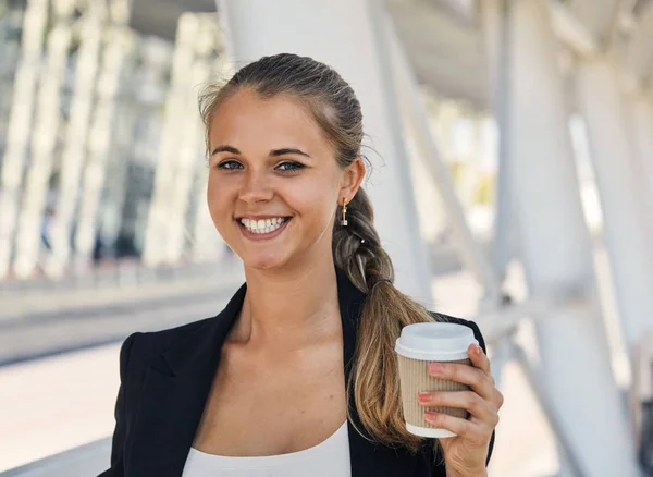 屋外のコーヒーを保持している陽気なファッショナブルな女性 — ストック写真