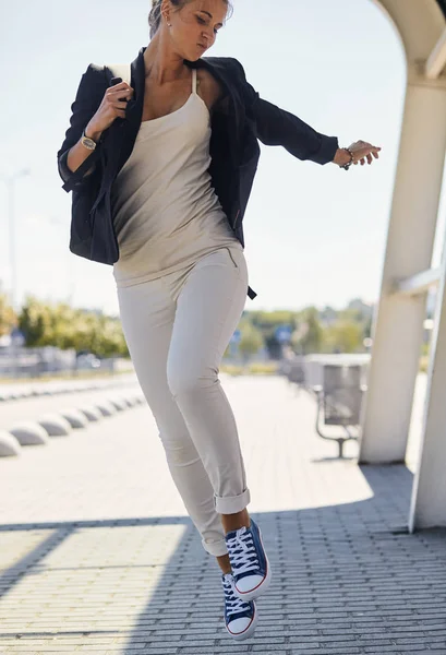 Porträt einer glücklichen jungen Geschäftsfrau — Stockfoto