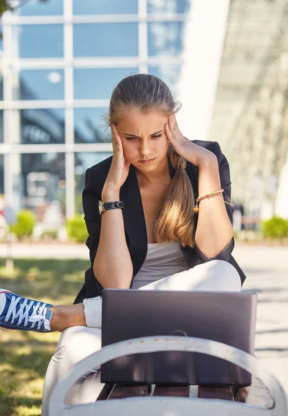 Una joven mujer de negocios trabajando duro en el parque — Foto de Stock