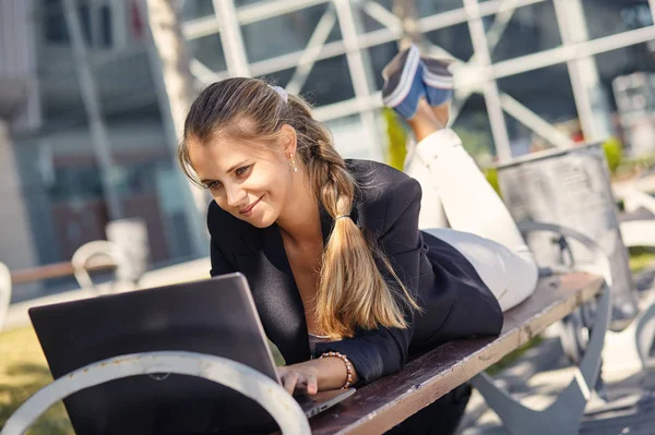 A Retrato de mujer de negocios sonriendo al aire libre — Foto de Stock