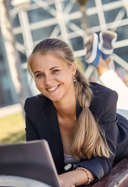 A Retrato de mujer de negocios sonriendo al aire libre — Foto de Stock