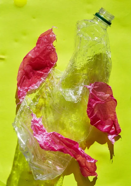 Butelka plastikowa zanieczyszczenia na żółtym tle — Zdjęcie stockowe