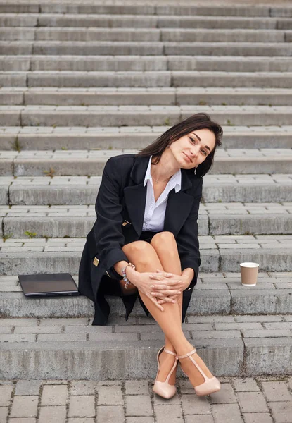 Freelancer é um empreendedor com um laptop nas escadas, ela tem uma pausa — Fotografia de Stock