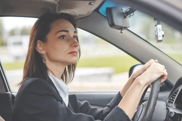 Femme conduisant une voiture et sourire heureux avec une expression positive heureuse pendant le trajet — Photo