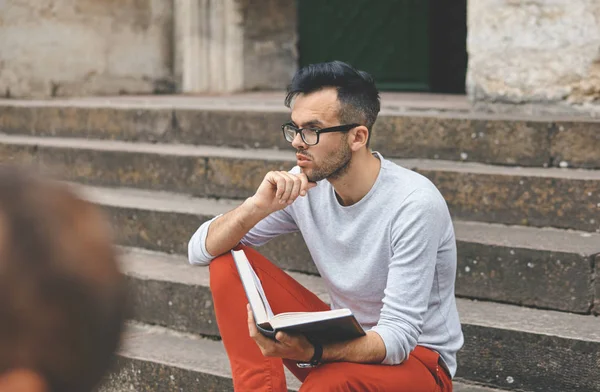 素敵な男が彼が読んでいる考える — ストック写真