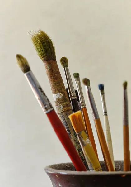 Bir kavanozun içinde fotoğraf boya fırçaları — Stok fotoğraf