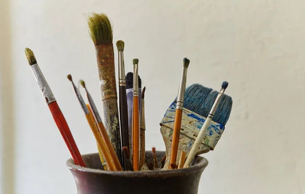 Foto van verf penselen in een pot — Stockfoto
