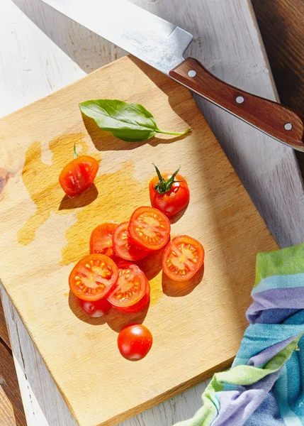 Tomato slice on wood background, top view — Stock Photo, Image